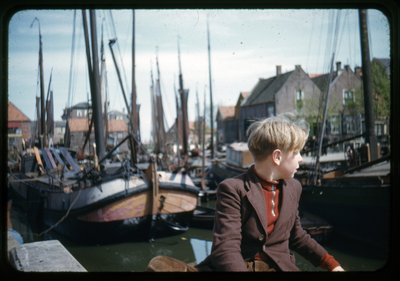 807839 Afbeelding van een jongen bij de Oude Haven te Spakenburg (gemeente Bunschoten).